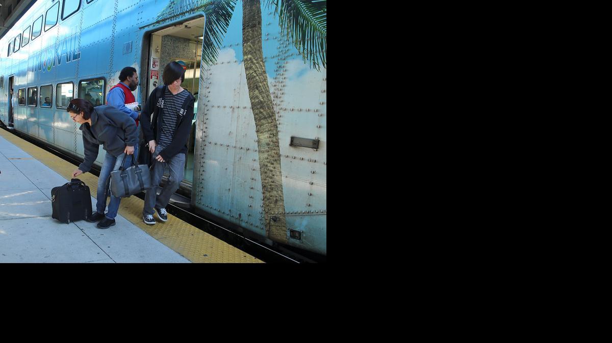
Pasajeros desembarcan del Tri-Rail que llega del norte en la estación terminal de Hialeah.
