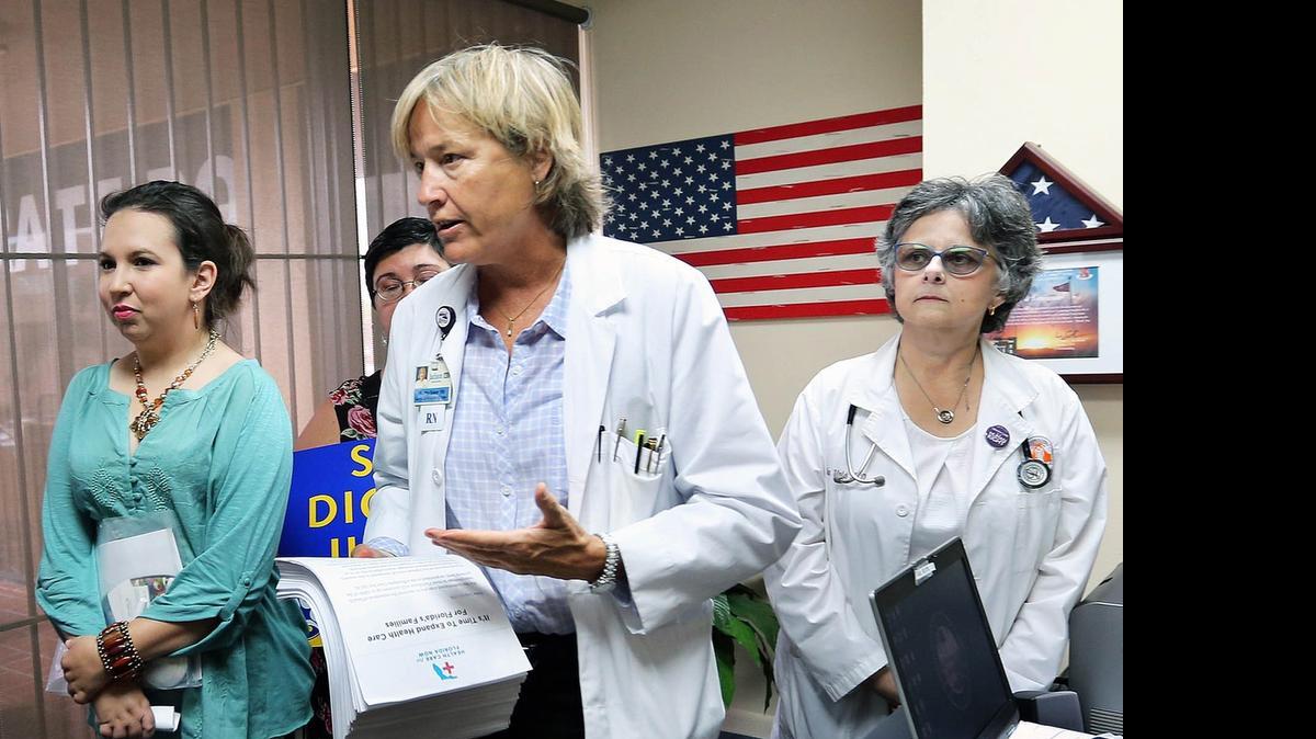 
Martha Baker (centro), del sistema de salud del Jackson, habla en la oficina de Hialeah del representante estatal José Oliva. Hialeah es una de las ciudades del país con un alto número de pacientes del Obamacare.
