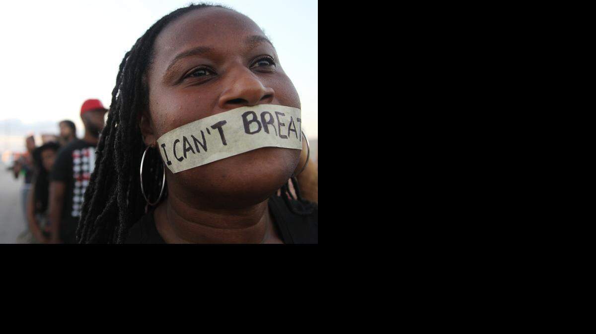 Manifestantes protestan en Miami el domingo 8 de diciembre luego de los fallos de los jurados de instrucción de Nueva York y Ferguson, tras las muertes de Eric Garner y Michael Brown.


