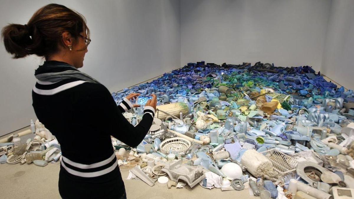 
Alberta Michetti, turista italiana, toma fotos a principios de agosto de la obra de Tony Capellán “Mar invadido”, que se está exhibiendo en el Perez Art Museum, en Biscayne Blvd.
