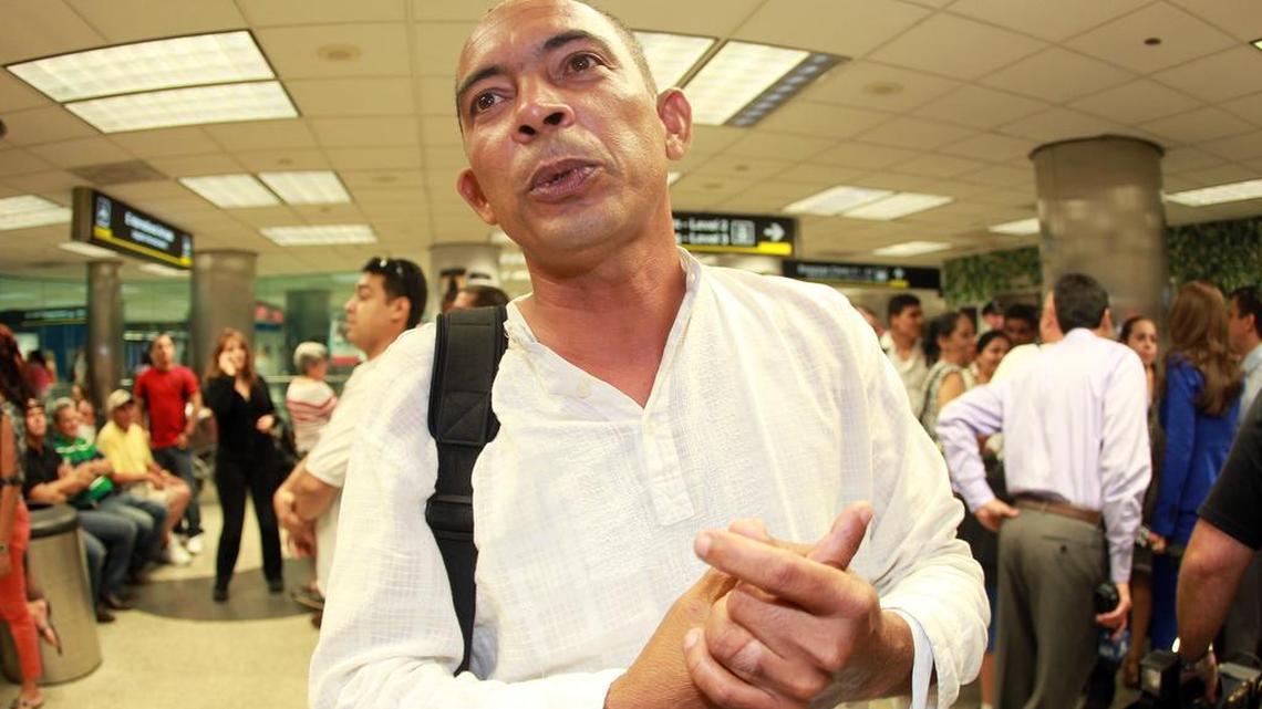 El opositor cubano Darsi Ferrer habla con periodistas a su llegada al Aeropuerto Internacional de Miami, el 28 de junio de 2012. Ferrer fue hallado muerto el viernes en West Palm Beach.