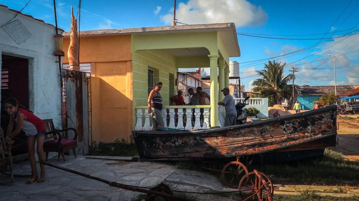 Los cubanos se llevan sus pertenencias el 7 de septiembre de 2017 para protegerlos de la llegada del huracán Irma, en Caibarien, provincia de Villa Clara, en el centro de Cuba.