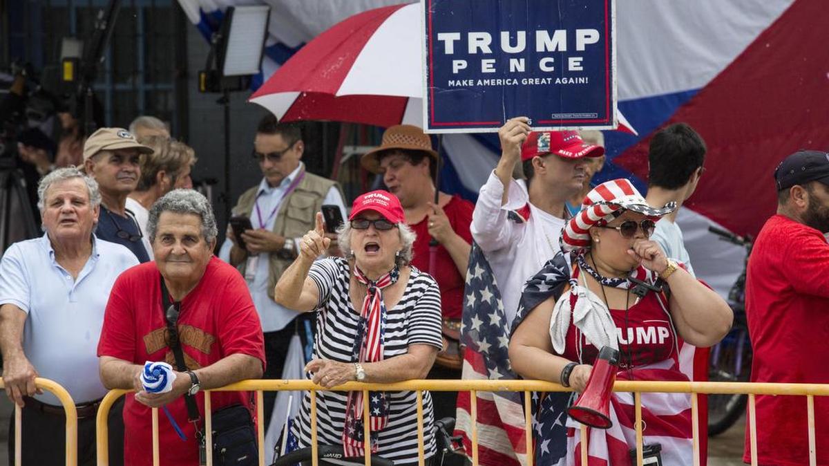 Partidarios del presidente Trump estuvieron en la calle Flagler el viernes durante el discurso.