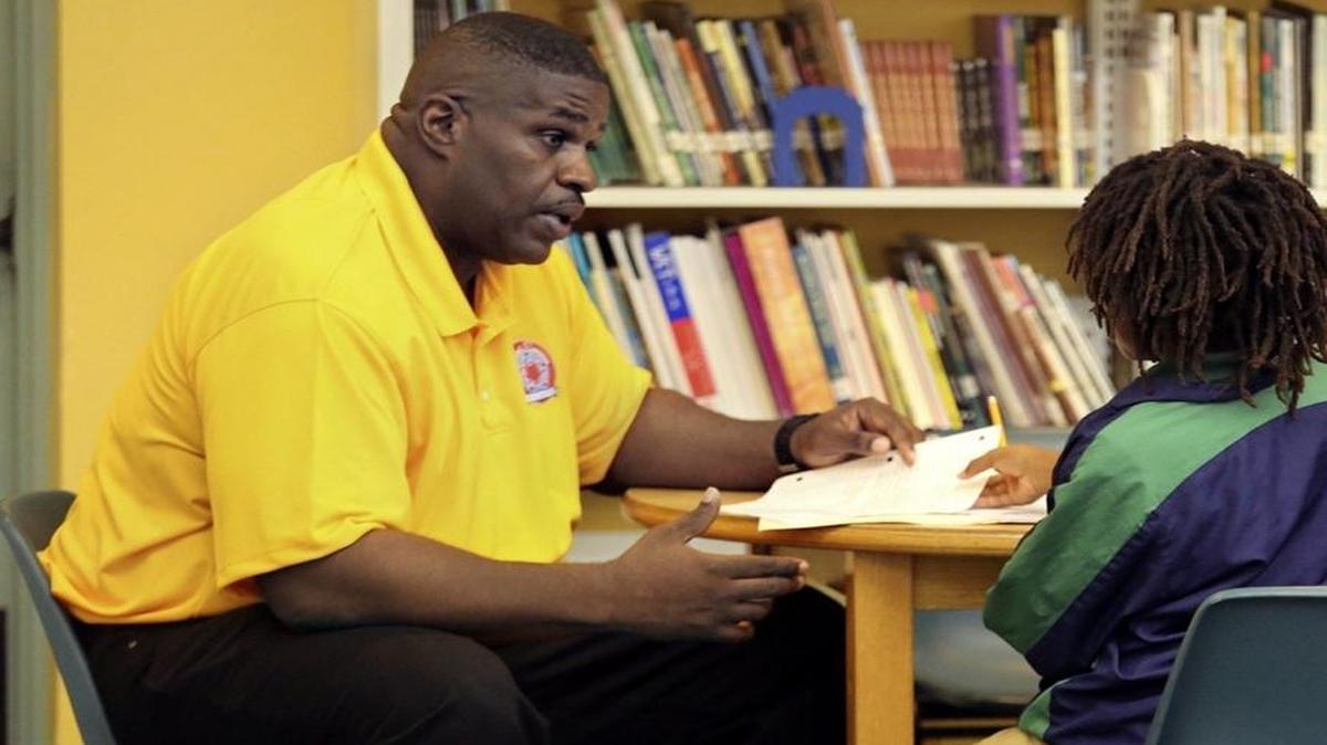 
Maxie Graham le explica a un estudiante lo que debe hacer en este Success Center en la avenida 27 del noroeste, uno de 10 centros de este tipo en el Sistema de Escuelas Públicas de Miami-Dade al que deben asistir los alumnos suspendidos de clases.

