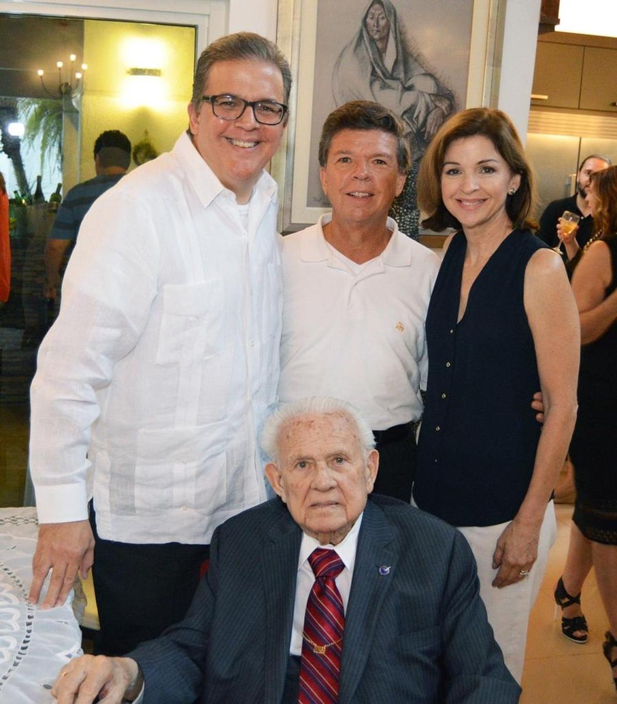 Horacio Aguirre con sus hijos Alejandro, Horacio y Helen.
