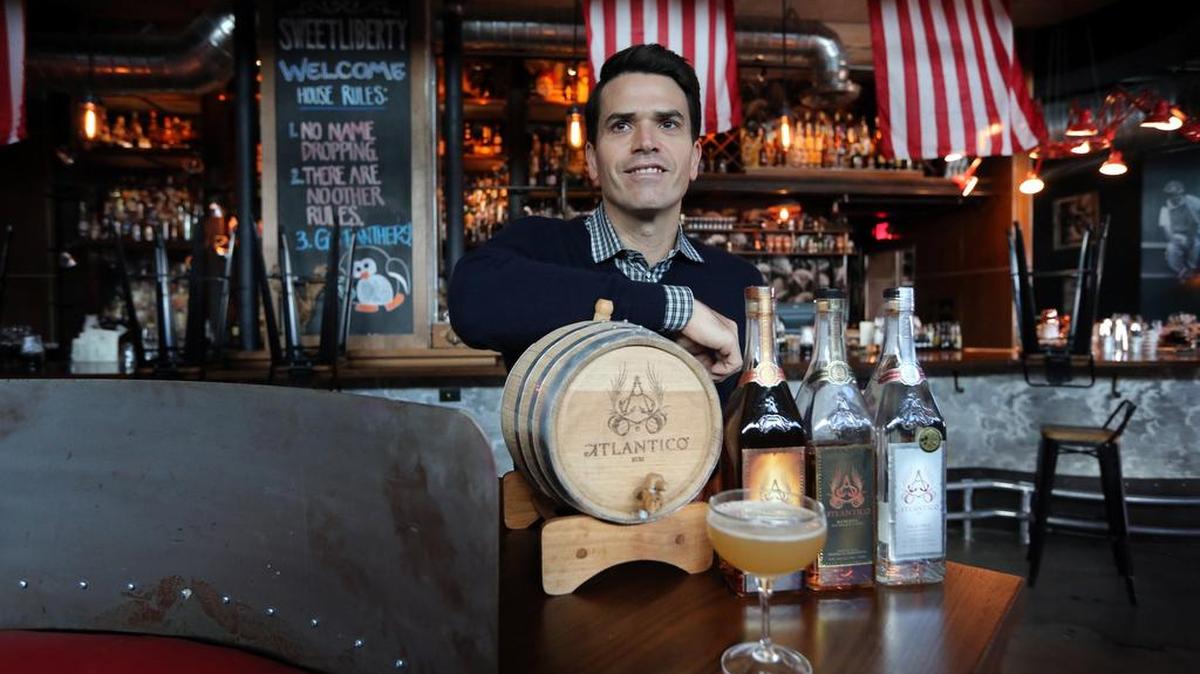 Aleco Azqueta es confundador de Atlántico Rums, una joven marca que ha ido creciendo con el uso de las redes sociales.