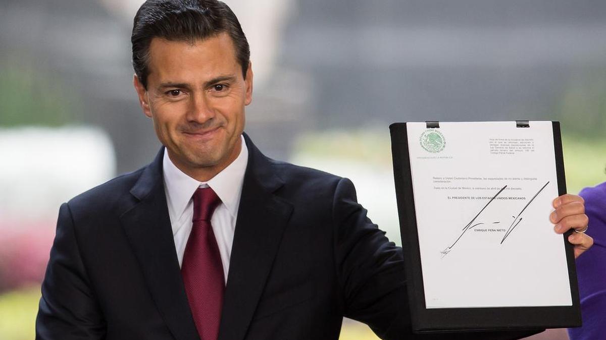 El presidente de México, Enrique Peña Nieto muestra el decreto donde propuso autorizar el uso, el registro y la importación de medicamentos elaborados con marihuana.