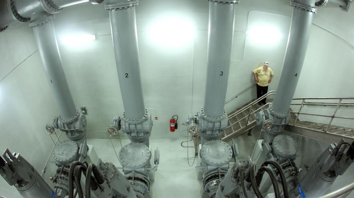 Interior de la inoperativa subestación de bombeo de aguas negras construida a un costo fue de más de $7 millones.