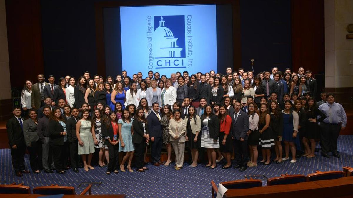
En la recepción de los programas de verano del Caucus Hispano del Congreso (CHCI) se reunieron participantes de R2L NextGen y del programa de internado del CHCI.
