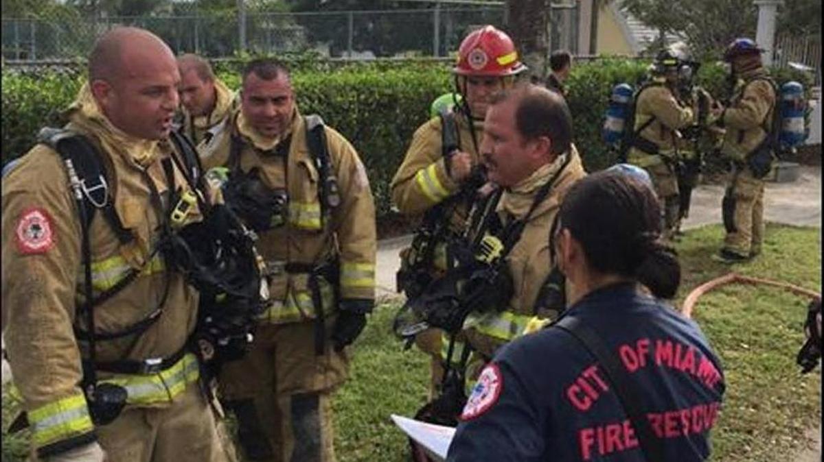 Equipos de respuesta del Departamento de Bomberos de la Ciudad de Miami trabajan para arreglar una fuga importante de gas en el Pequeño Haití.