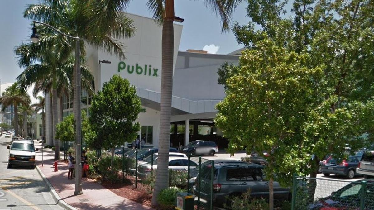 Dos empleados de este Publix ubicado en North Miami Beach fueron apuñalados al intentar confrontar a un supuesto ladrón dentro del supermercado.