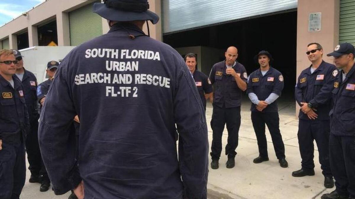 Scott Dean, jefe de la Fuerza Especial de los rescatistas de Miami, da instrucciones a su equipo tras regresar de Texas, el miércoles 6 de septiembre de 2017.