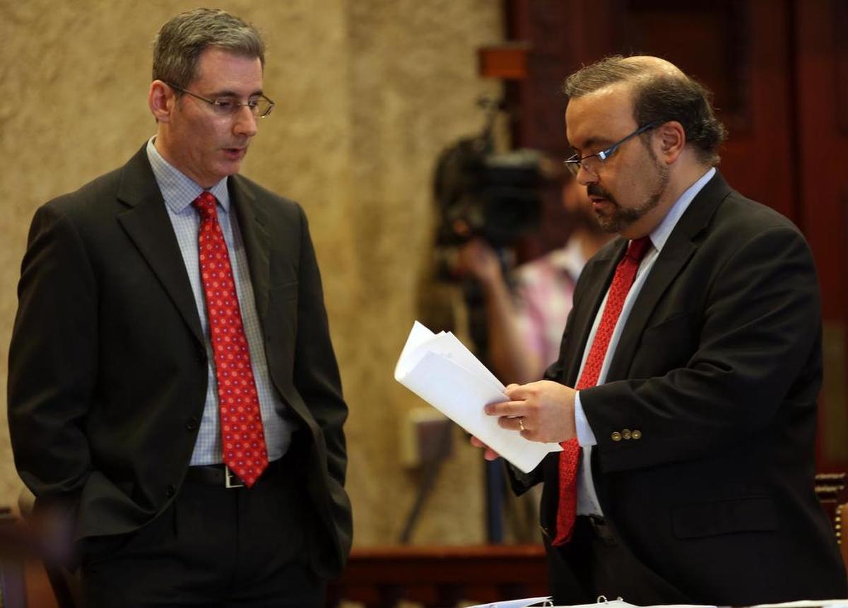 David Sherman (Izquierda), Assistant County Attorney Miami-Dade County conversa con Jorge J. Perez (derecha) durante la audiencia en el caso condominio Mirassou con nuevo juez el viernes, 19 de mayo del 2017.