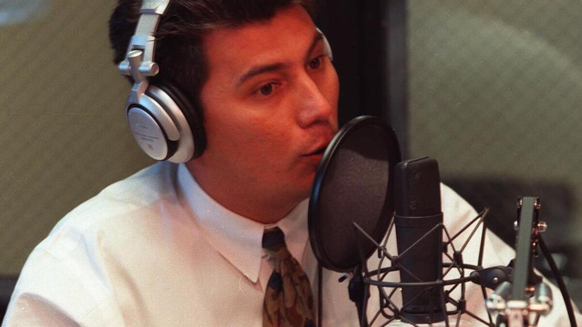 Ángel Zayón durante el programa radial “El desayuno musical” en la estación Amor 107.5FM.