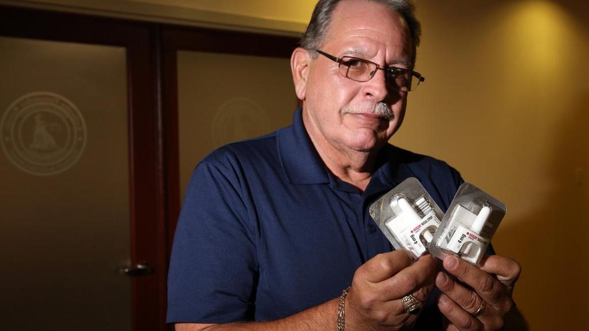 Emiliano Tamayo, un investigador de la Fiscalía Estatal de Miami-Dade, muestra el medicamento Narcan que los agentes llevan consigo.