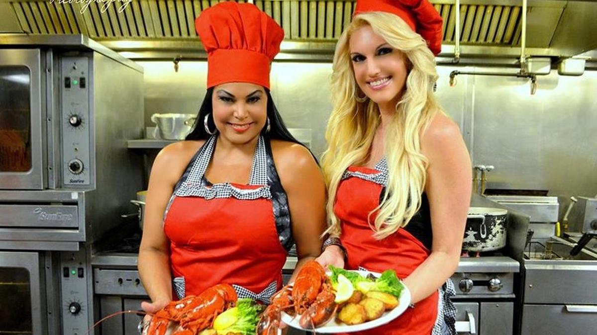 
La actriz y cantante Liliana Rodríguez asiste a la nutricionista Jenny Patricia en una de las clases de comida afrodisíaca de Passion at First Bite. 
