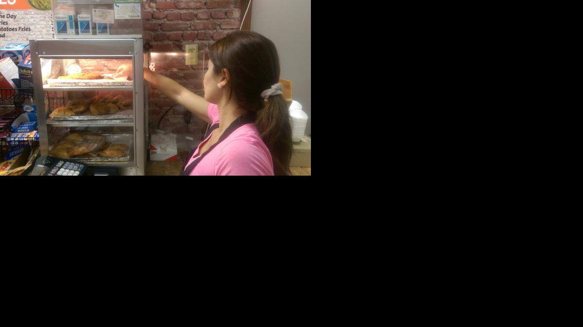 
Evon Vela, de 30 años, mesera de Al’s Coffee Shop, sirve varias croquetas. 
