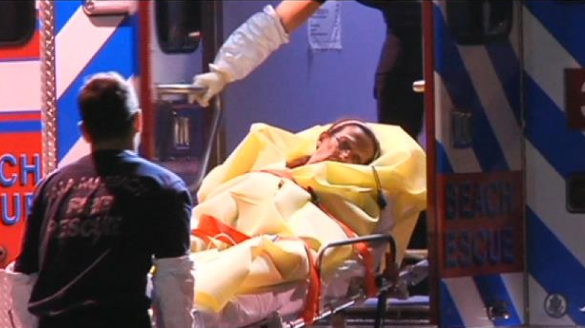 Una de las dos víctimas es transportada de emergencia al hospital tras ser apuñalada en Miami Beach.