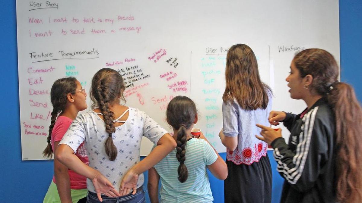 Para asegurar una transición fácil del verano a la escuela, las Escuelas Públicas de Miami-Dade recomiendan ayudar a los estudiantes primerizos semanas antes de empezar las clases.