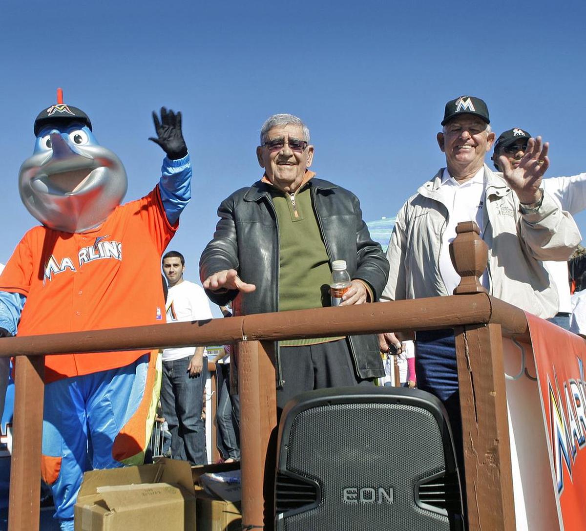 La mascota Billy the Marlin, Rafael “Felo” Ramírez y el ex coach de los Marlins, Cookie Rojas, durante el desfile de los Reyes Magos en La Pequeña Habana, el 15 de enero de 2012.