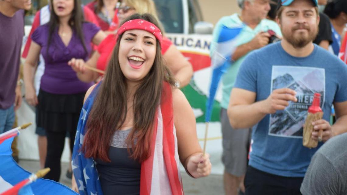 Fotografía del 26 de noviembre de 2016, de cientos de personas que celebran tras el fallecimiento del líder de la revolución cubana Fidel Castro, en Little Havana en Miami.
