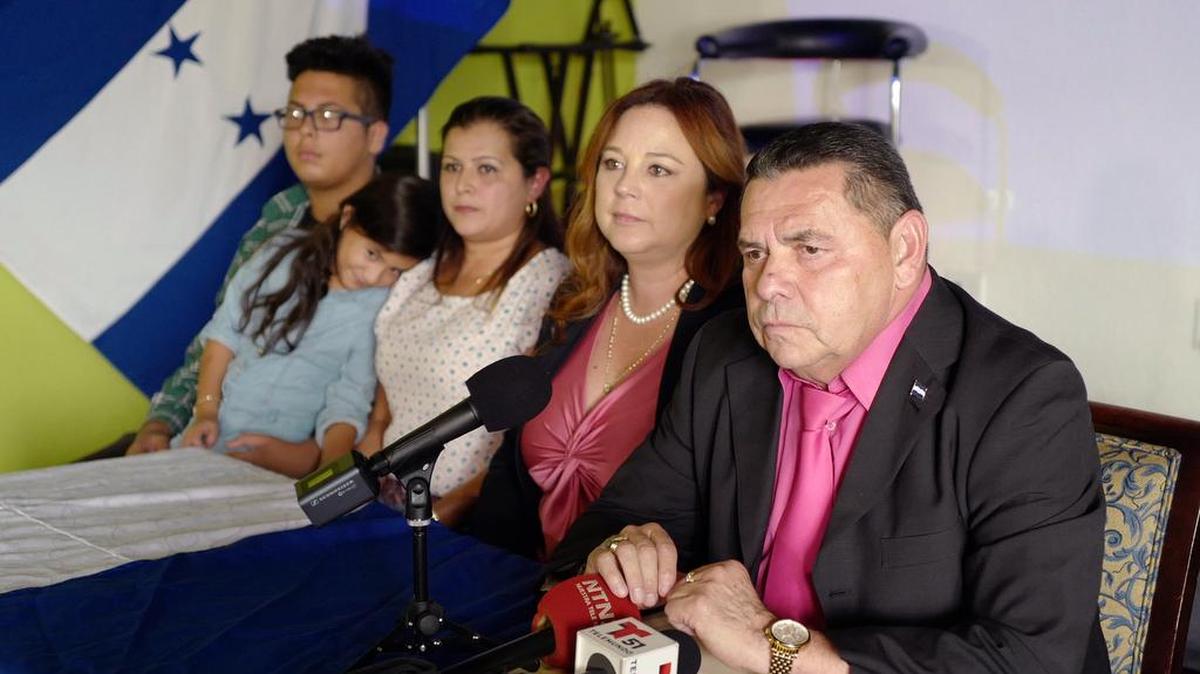 María Lemus (3 izq.)junto a sus hijos Valeria y Edwin, de su abogada Karla Lammers, y del activista hondureño Francisco Portillo, en una conferencia de prensa el martes 25 de Julio del 2017 en Miami.