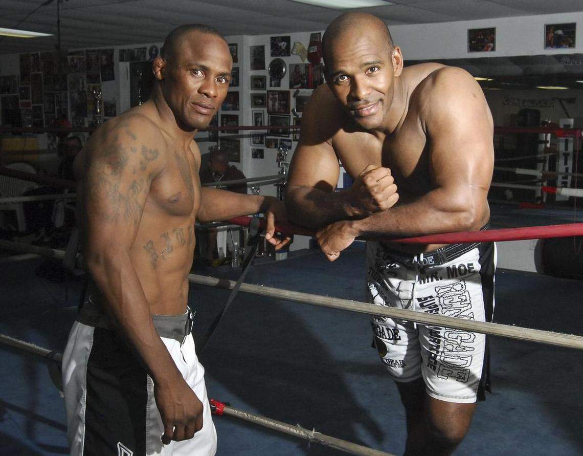 Los luchadores de artes marciales mixtas Alexis Vila Perdomo (izq) Ariel Gandulla en el gimnasio Young Tigers em Miami en el 2008. Los dos enfrentan cargos relacionados con un asesinato en el 2011 en Miami.