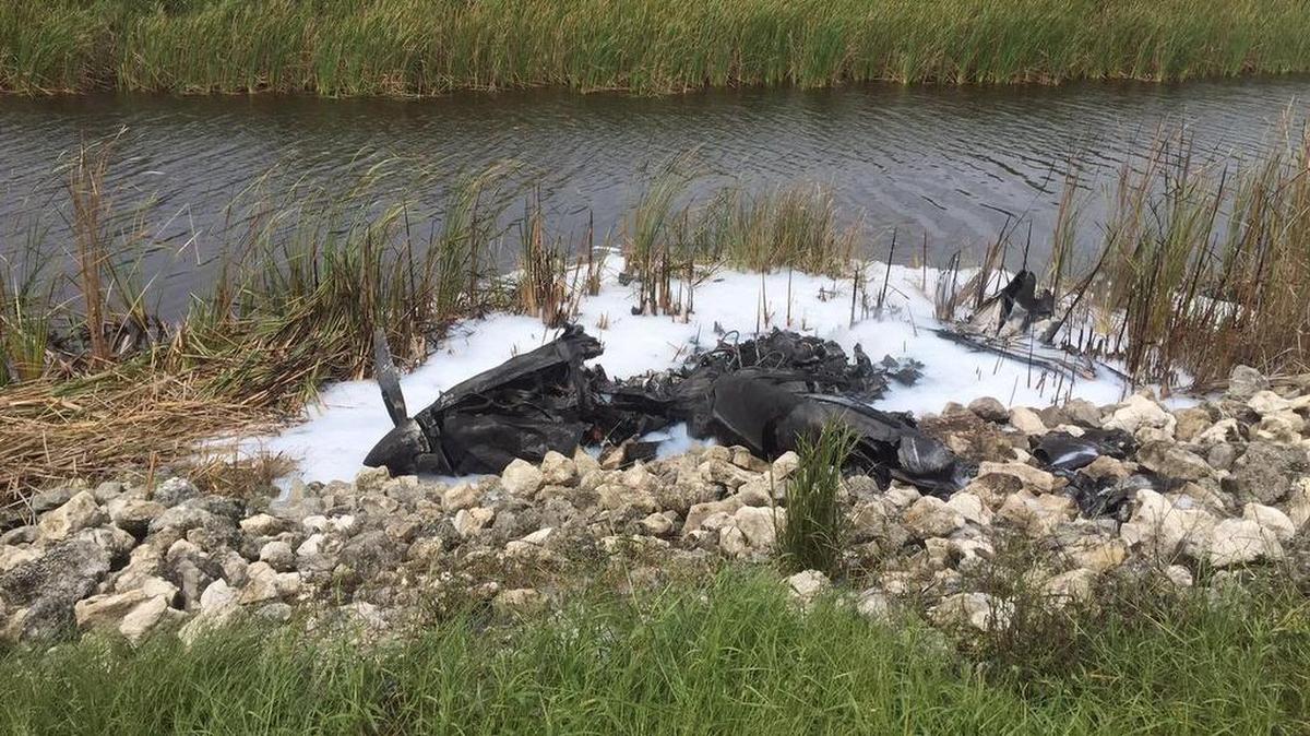 
Los restos de la avioneta que se estrelló cerca de la frontera entre los condados Broward y Palm Beach este domingo. 
