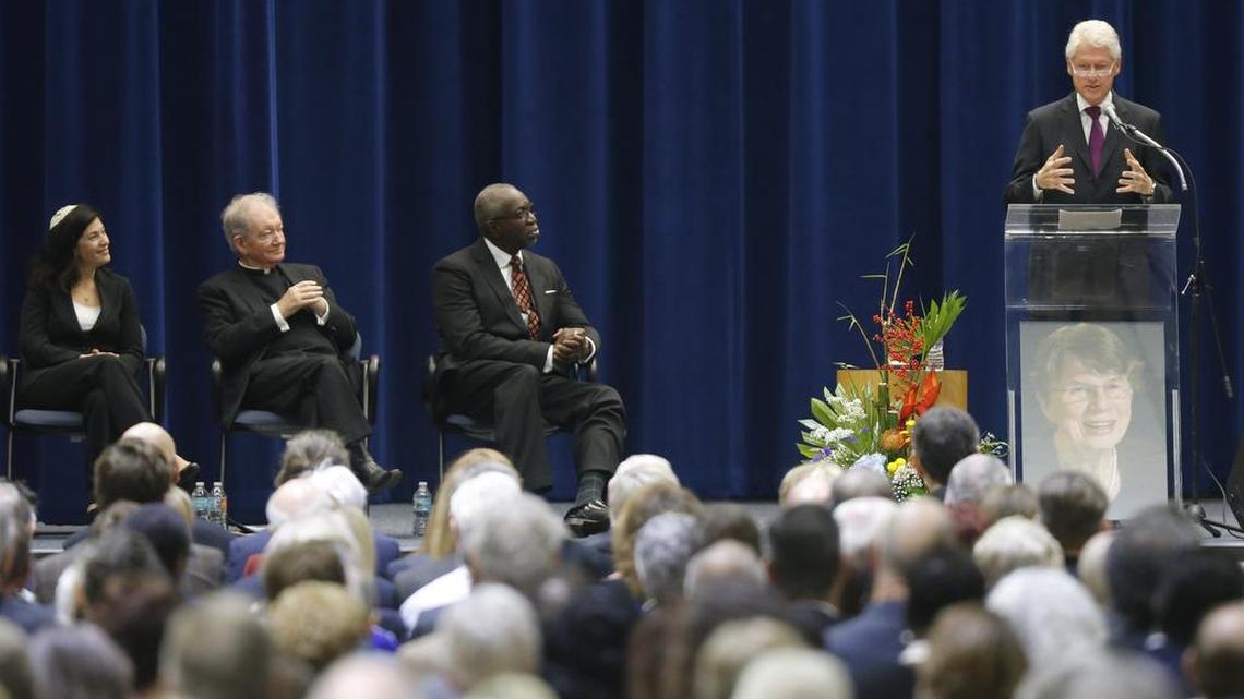 El ex presidente Bill Clinton (der.) exaltó la vocación de servicio de Janet Reno durante las exequias. A la izq., la rabina Judith Siegel (izq.), el padre Frank O’Laughlin y el Dr. Walter T. Richardson escuchan en el recinto Kendall de Miami Dade College.