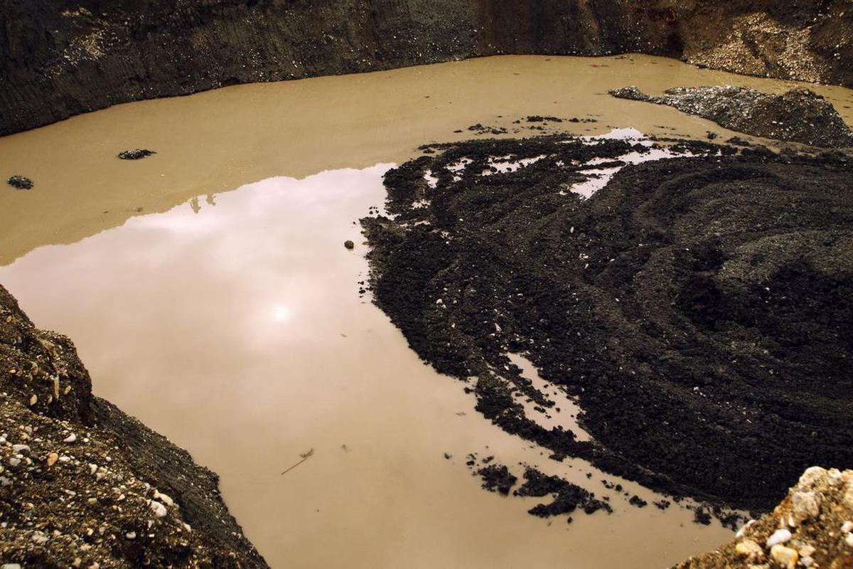 La minería ilegal de oro en el suroeste de Colombia ha convertido este tramo de un río en un lodazal. La Policía de Colombia trata de controlar esa industria ilegal, que las autoridades dicen que está alimentando de dinero a las pandillas criminales.