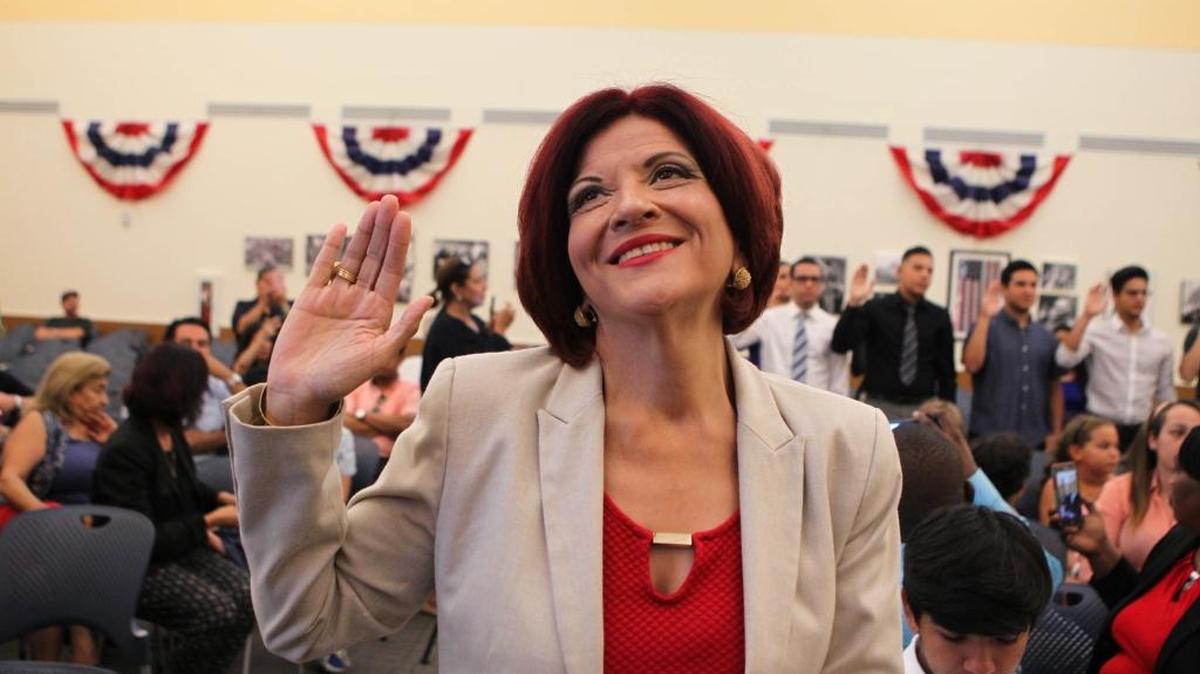 Joan Cole, nacida en Honduras, participa en una ceremonia de ciudadanía en agosto del 2016 en Miami.