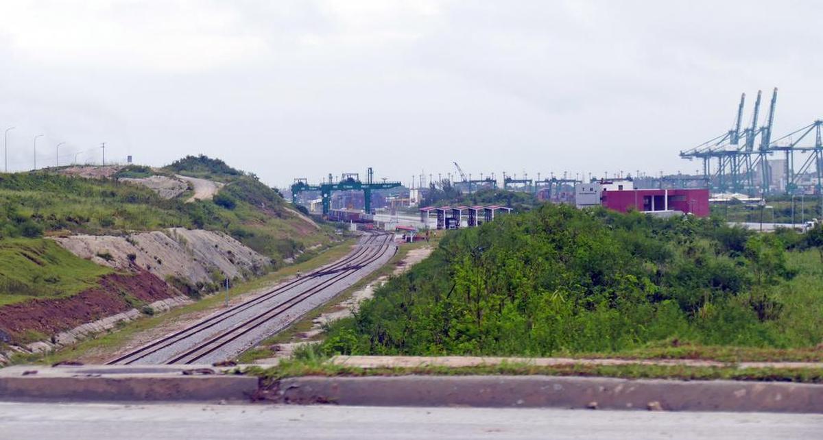 Líneas de ferrocarril en la Zona Especial de Desarrollo Mariel. Una terminal de pasajeros que facilitará el transporte de los trabajadores debe completarse en enero.