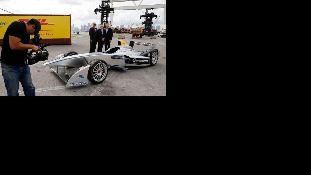 
Chuck Martínez, organizador local del Miami ePrix, el alcalde Tomás Regalado y Mike Parra, CEO de DHL Express U.S., posan junto a uno de los vehículos que participarán en la carrera.


