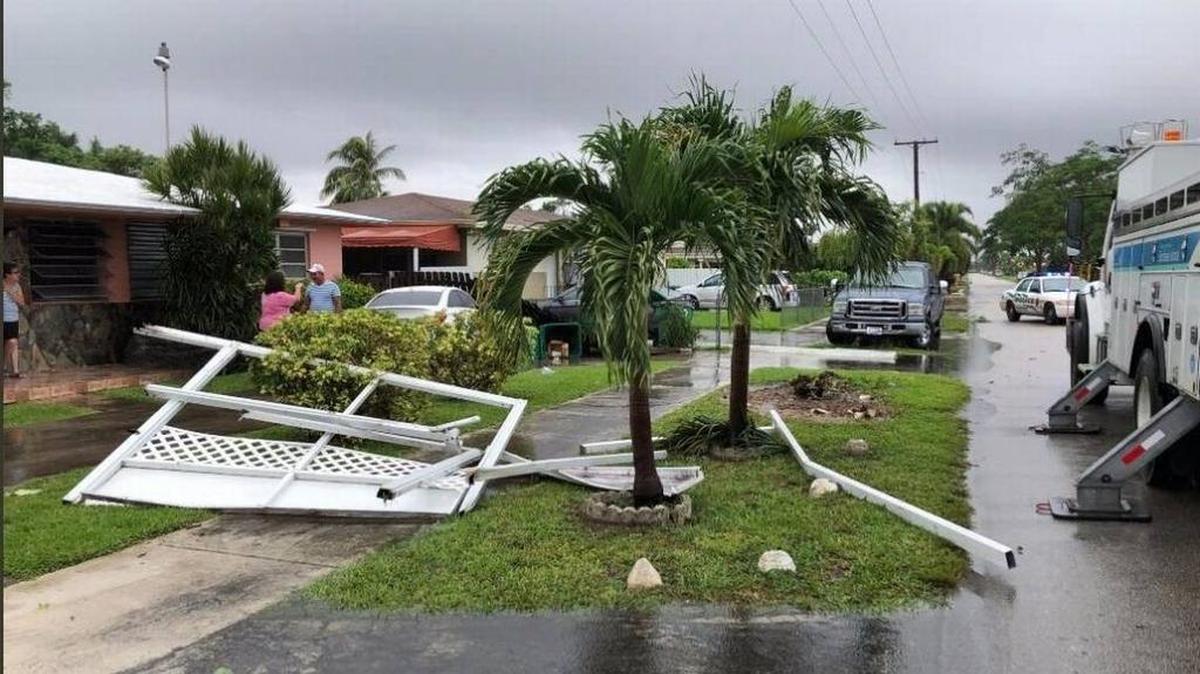 Un breve tornado aterrizó en un bloque residencial justo al noreste de la intersección de Bird Road y la avenida 97 del suroeste en Miami cerca de la 1:20 p.m. del sábado 28 de octubre de 2017.