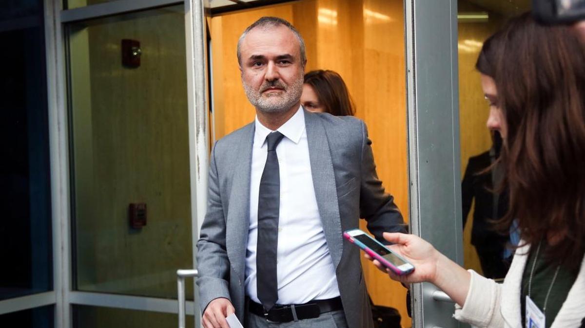 El fundador de Gawker, Nick Denton, sale en marzo de un tribunal en St. Petersburg, Florida. Gawker.com anunció el jueves que pondrá fin a sus operaciones tras ser adquirido por la cadena de televisión Univisión.