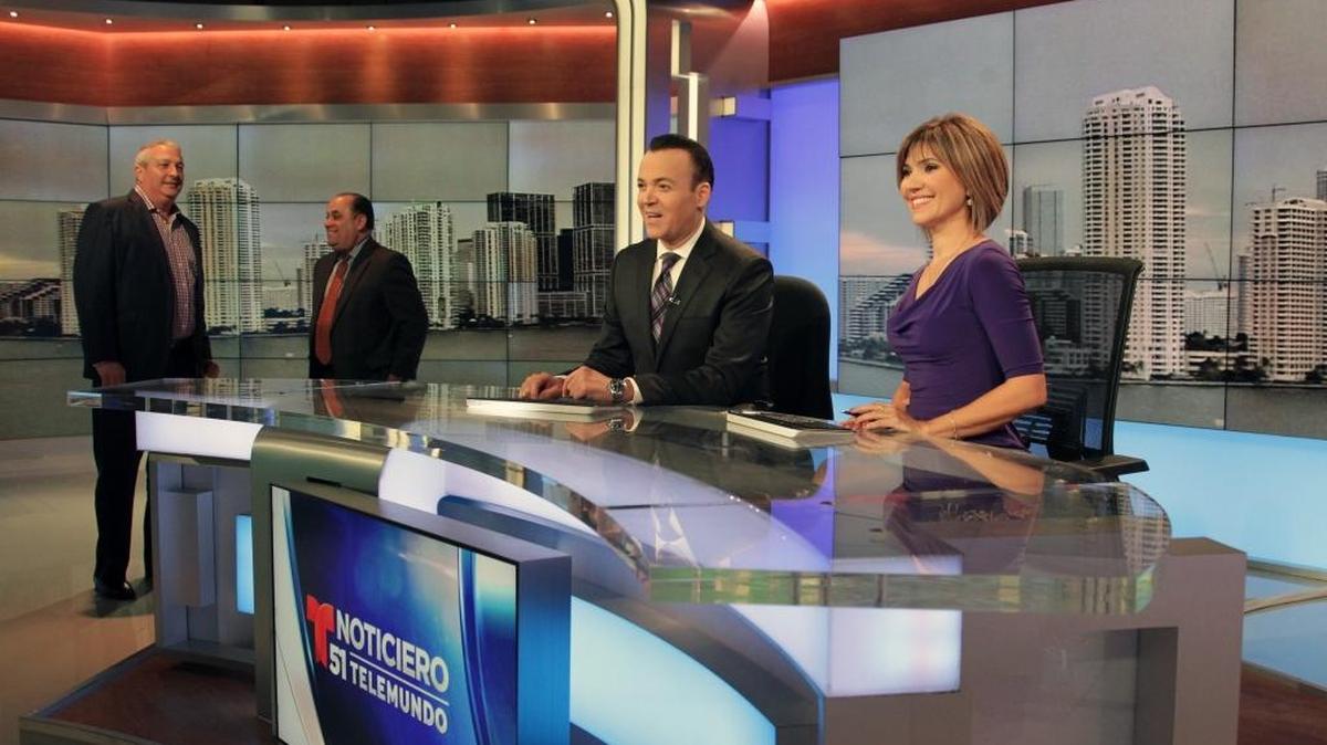 Los presentadores del noticiero Telemundo WSCV-51 Fausto Malavé y Daisy Ballmajó en los estudios de Telemundo en Miramar. En la extrema izq., Manuel Martínez conversa con Jorge Carballo.