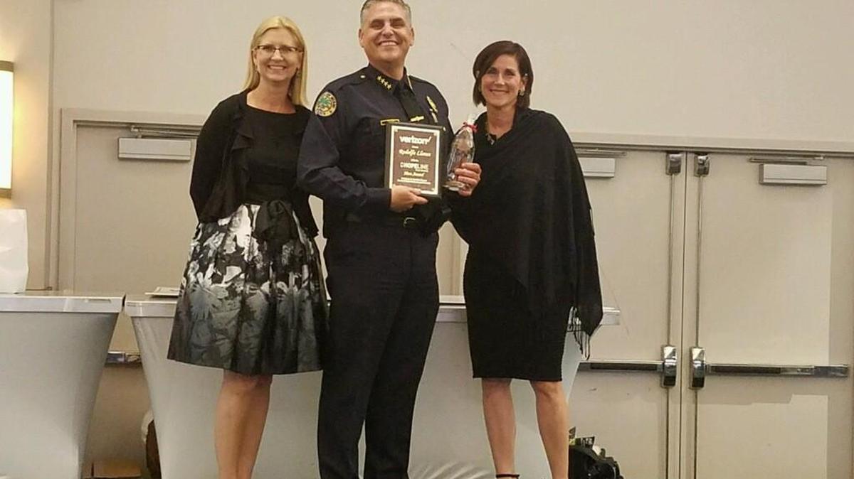 El jefe de la Policía de Miami, Rodolfo “Rudy” Llanes, de origen cubano, recibió el premio HopeLine Hero otorgado por la compañía Verizon Wireless, por su trabajo para prevenir la violencia doméstica.