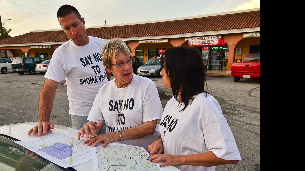 
Daniel Chávez (izq.), Alice Sargent y Ruth Chávez están entre los residentes de la ciudad de Hialeah que se oponen al plan de urbanización de Shoma Village.


