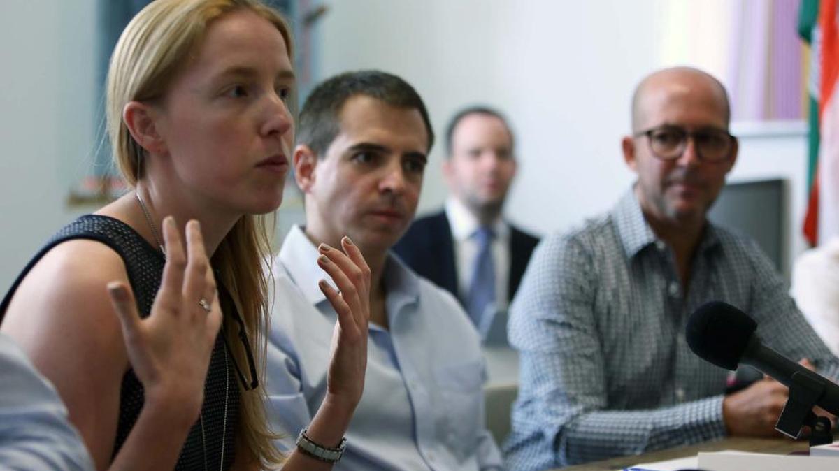 Isabel Griffin (izq.), del Departamento de Salud habla a los asistentes durante la reunión en Wynwood con empresarios de la zona, sobre el virus del zika.