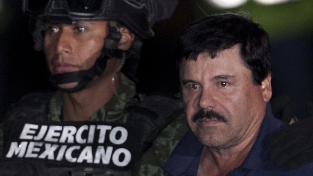 Joaquín ‘El Chapo’ Guzmán escoltado por soldados mexicanos tras su captura el 8 de enero.