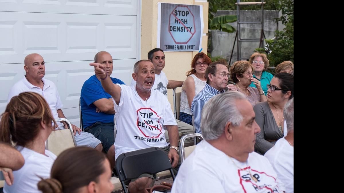 
Alejandro Garcia y otros residentes de Hialeah que se oponen a la construcción de nuevos edificios cerca de sus casas.