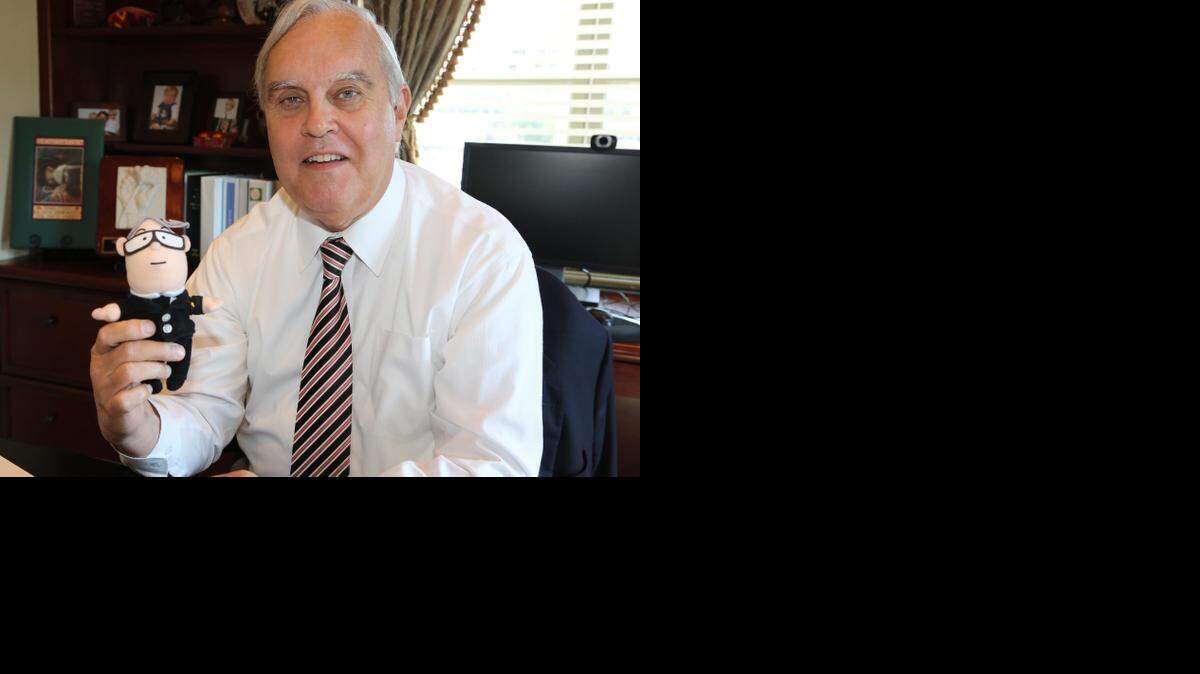 El alcalde de Coral Gables, Jim Cason, muestra un muñeco del "cabo Cason", personaje con el que el régimen cubano lo caricaturizó cuando lideraba la Sección de Intereses de Estados Unidos en La Habana.
