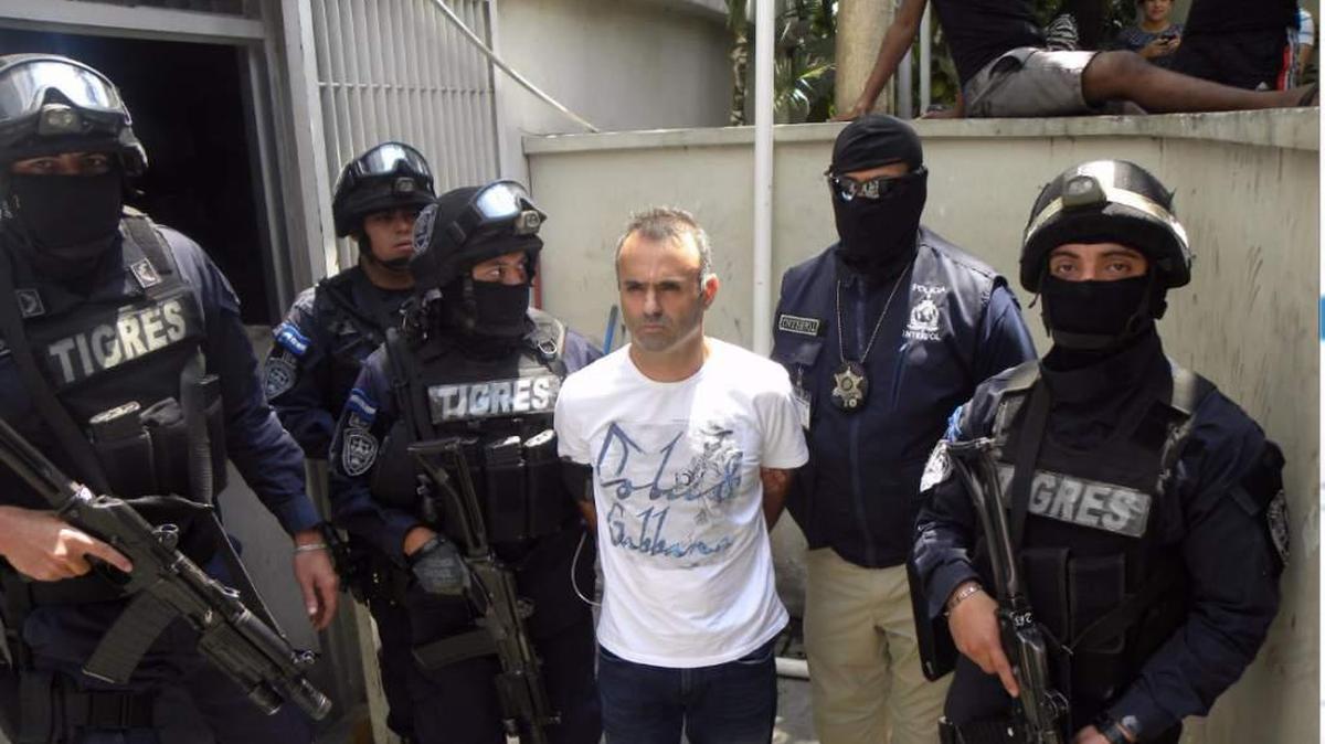 Fotografía cedida de policías hondureños quienes custodian al argentino Franco Daniel Lombardi (cen) en abril en Tegucigalpa.