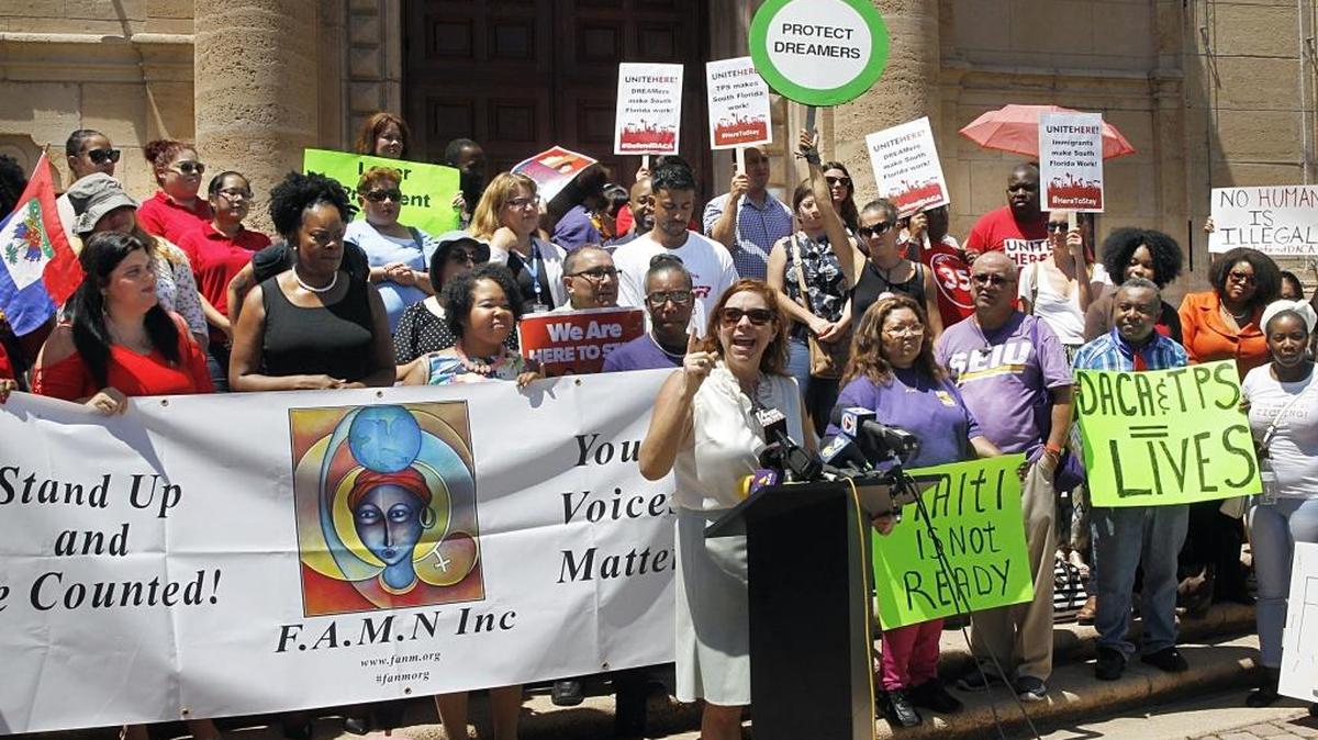 Manifestantes protestan el 5 de septiembre de 2017 en Miami a favor de los inmigrantes.