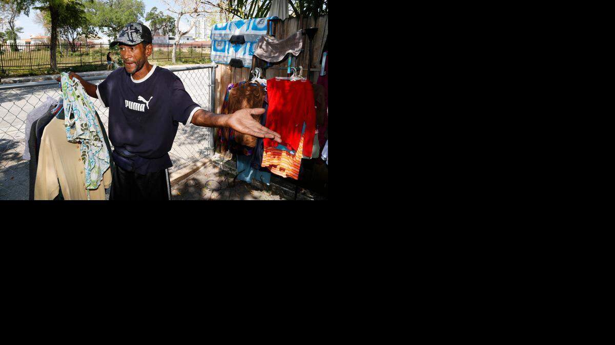 
De acuerdo con Domingo López, quien vende artículos usados frente a su casa en La Pequeña Habana unas tres veces por semana, el viernes por la tarde un inspector del departamento de códigos municipales le advirtió que debía retirar toda la mercancía del jardín.
