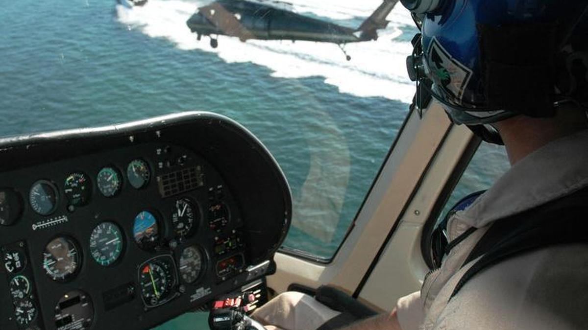 Un piloto de Aduanas y Protección Fronteriza (CBP) al mando de un helicóptero de vigilancia durante un entrenamiento para realizar interceptaciones de botes que transporten inmigrantes indocumentados al sur de la Florida.