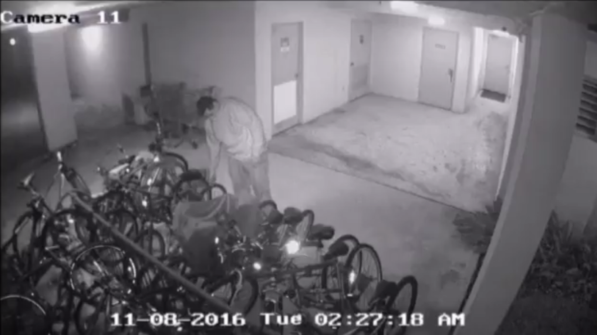 El sospechoso captado por la cámara de seguridad del 9755 NW, calle 52, en Doral