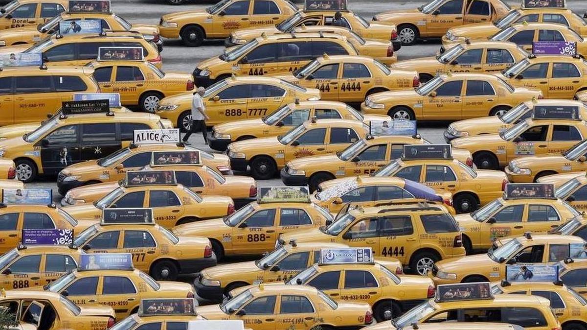 Un área de espera para taxis en el Aeropuerto Internacional de Miami.