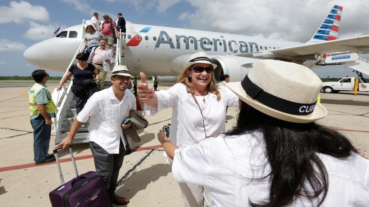 Los ejecutivos de American Airlines Gabriel Crespo (izquierda) y Lina Santiago (derecha), saludan a Christine Valls, directora de Ventas de American Airlines para la Florida,el mercado hispano de Estados Unidos y el Caribe. Los tres llegaron a Cienfuegos en el primer vuelo regular de la aerolínea de Miami a Cuba.