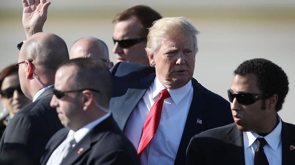 Presidente Donald Trump saludar después de llegar a la Fuerza Aérea Uno en el Aeropuerto Internacional de Palm Beach para pasar parte del fin de semana en el complejo Mar-a-Lago el 17 de febrero de 2017 en West Palm Beach, Florida. El presidente Trump tiene previsto tener una manifestación de la campaña en Melbourne, FL este sábado.